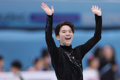 男子フリーで演技を終え、あいさつする友野一希＝中国・北京の国家体育館で2026年1月25日、吉田航太撮影