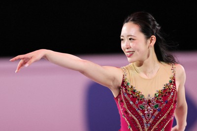 エキシビションで演技する青木祐奈＝中国・北京の国家体育館で2026年1月25日、吉田航太撮影