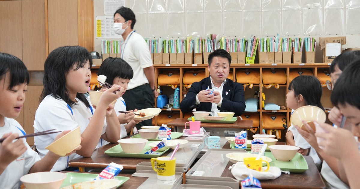 福井県若狭町で２０２５年度の２学期から無償化になった給食を、児童らと一緒に楽しむ渡辺英朗町長＝福井県若狭町立三方小で２０２５年９月、高橋隆輔撮影