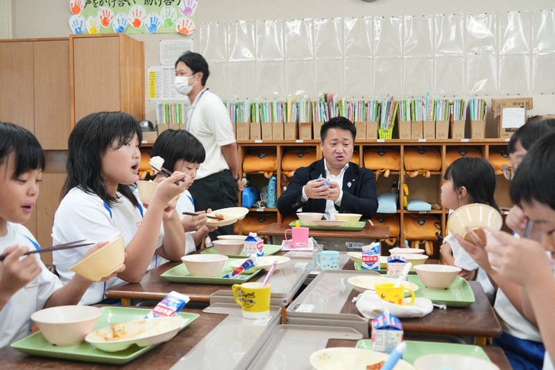 福井県若狭町で２０２５年度の２学期から無償化になった給食を、児童らと一緒に楽しむ渡辺英朗町長＝福井県若狭町立三方小で２０２５年９月、高橋隆輔撮影