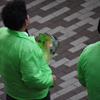 衆院選立候補予定者のビラを配る陣営関係者＝堺市堺区で2026年1月22日午後4時40分、高良駿輔撮影（画像の一部を加工しています）