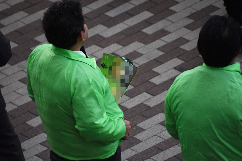 衆院選立候補予定者のビラを配る陣営関係者＝堺市堺区で2026年1月22日午後4時40分、高良駿輔撮影（画像の一部を加工しています）