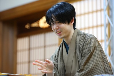 第75期王将戦七番勝負第2局、挑戦者の永瀬拓矢九段に勝利し、感想戦で対局を振り返る藤井聡太王将＝京都市の伏見稲荷大社で2026年1月25日午後7時14分、前田梨里子撮影