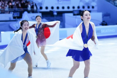 【フィギュア4大陸選手権】笑顔でリンクを回る女子1位の青木祐奈（右）、2位の中井亜美（左）、3位の千葉百音＝中国・北京の国家体育館で2026年1月23日、吉田航太撮影