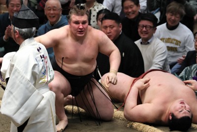 優勝決定戦で熱海富士を降した安青錦（左）＝東京・両国国技館で2026年1月25日、和田大典撮影