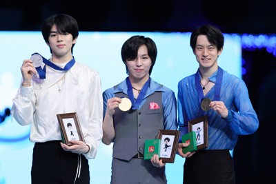 メダルと自身が描かれたイラストを手に笑顔を見せる1位の三浦佳生（中央）2位の韓国の車俊煥（チャ・ジュンファン・左）、3位の山本草太＝中国・北京の国家体育館で2026年1月25日、吉田航太撮影