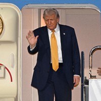 羽田空港に到着したトランプ米大統領＝東京都大田区で2025年10月27日午後5時10分（代表撮影）