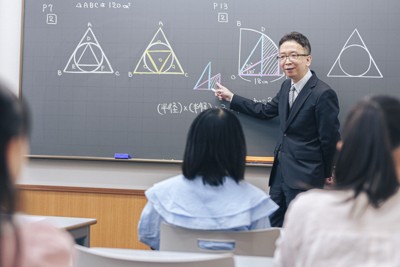 算数の授業をする溝端宏光さん＝SAPIX提供