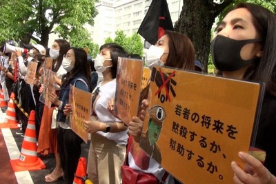 映画の一場面。軍政を支援しないよう日本の外務省に向けて声を上げる在日ミャンマー人たち＝©土井敏邦