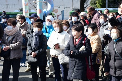 川口市長選候補者の演説を聞く有権者ら＝川口市で2026年1月25日、加藤佑輔撮影