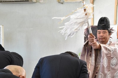 選挙事務所の開所式を行い神前で必勝を期す候補予定者ら＝山梨県内で2026年1月25日、杉本修作撮影