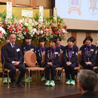 2連覇を報告する田畑陽菜主将（左端）ら長野東の選手たち＝長野市で2026年1月25日、鈴木英世撮影