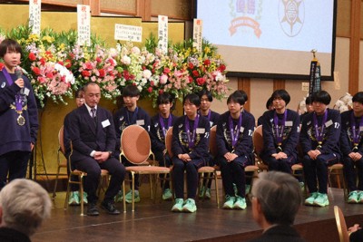 2連覇を報告する田畑陽菜主将（左端）ら長野東の選手たち＝長野市で2026年1月25日、鈴木英世撮影