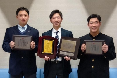 表彰された（左から）西河遥人・大垣日大前主将、稲垣和真・中京軟式前主将、河崎広貴・県岐阜商前主将＝岐阜市で2026年1月22日、稲垣洋介撮影