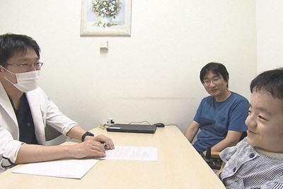 伊達木先生（左）に相談する秋山大輝さん（右手前）