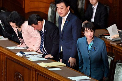 2025年度補正予算が賛成多数で可決、成立し、一礼する高市早苗首相（右端）ら＝平田明浩撮影