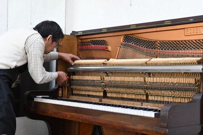 「片岡家住宅」に運び込まれたピアノを調律する宮川吉正さん＝兵庫県姫路市で2025年12月12日午前11時23分、最上聡撮影