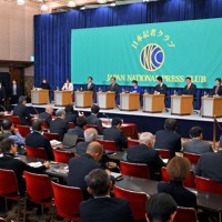 党首討論会に臨む共産党の田村智子委員長（壇上左から2人目。以下右に）、国民民主党の玉木雄一郎代表、中道改革連合の野田佳彦共同代表、自民党総裁の高市早苗首相、日本維新の会の藤田文武共同代表、参政党の神谷宗幣代表、れいわ新選組の大石晃子共同代表＝2026年1月26日、西夏生撮影