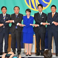 党首討論会を前に記念撮影に臨む（左から）共産党の田村智子委員長、国民民主党の玉木雄一郎代表、中道改革連合の野田佳彦共同代表、自民党総裁の高市早苗首相、日本維新の会の藤田文武共同代表、参政党の神谷宗幣代表、れいわ新選組の大石晃子共同代表＝東京都千代田区の日本記者クラブで2026年1月26日午後0時57分、西夏生撮影