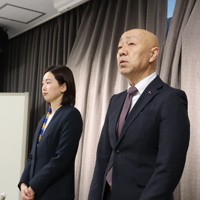 記者会見した国民民主党県連の林浩史代表（右）と衆院選奈良1区公認候補に決まった杉本葵氏＝奈良市で2026年1月26日午後2時59分、木谷郁佳撮影