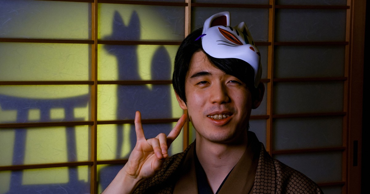 白狐のお面でキツネポーズ 第2局制した藤井王将、勝者の記念撮影