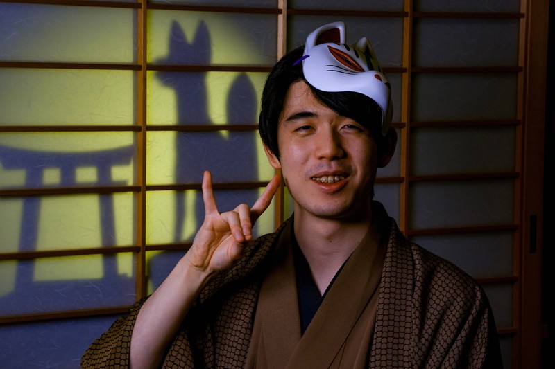 白狐のお面でキツネポーズ 第2局制した藤井王将、勝者の記念撮影