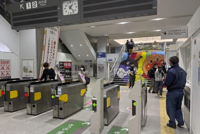 JR土讃線の特急列車内で車掌が切り付けられた事件の影響で、大幅に遅れて高知駅に到着した乗客＝2026年1月26日午前1時22分（共同）