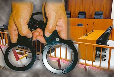 刑事裁判の法廷では傍聴席から被告の手錠・腰縄姿が視認できる（写真はイメージ）。最高裁が全国の裁判所に運用変更を通知した