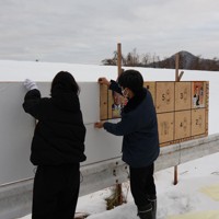選挙ポスター掲示板の空いたスペースには白いシールが貼られた＝京都府綾部市位田町で2026年1月26日午後4時50分、庭田学撮影