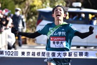 箱根駅伝の往路優勝を果たし、両拳を握り締めてフィニッシュテープを切る青学大の黒田朝日選手＝神奈川県箱根町で2026年1月2日、牧野大輔撮影
