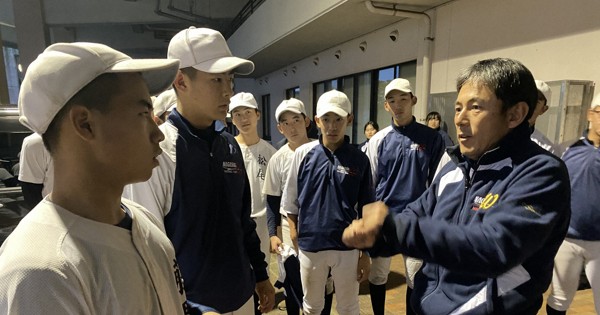 帰宅前に練習の内容などを振り返る長崎西の宗田将平監督（右）と野球部員たち＝長崎市で2025年12月24日、林大樹撮影