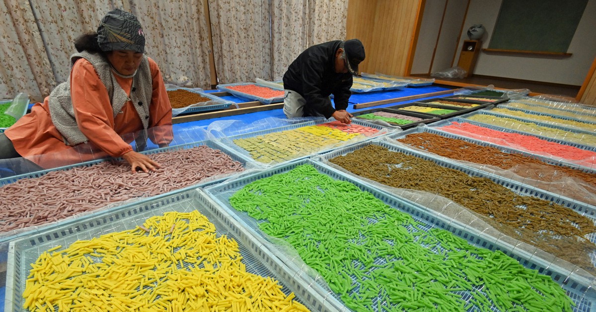 Easy Japanese news in translation: Locals make 'arare' rice crackers in Fukuoka Prefecture