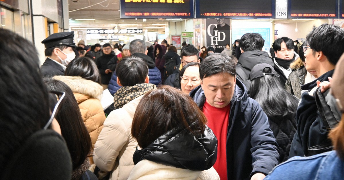 Heavy snow strands 7,000 travelers at Hokkaido's 'landlocked' New Chitose Airport