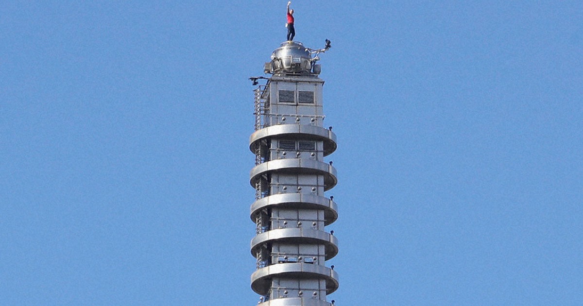 American rock climber Alex Honnold reaches top of Taipei 101 skyscraper without ropes