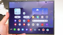 三つ折りスマホの「Galaxy Z TriFold」。端末を開いた状態の画面サイズは10インチ＝記事中の写真はすべて筆者撮影