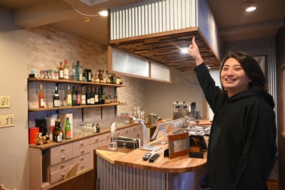 バーカウンターなどは小川直樹さんらがDIYで作り上げた＝福島県磐梯町磐梯の灯ノ環で2026年1月9日、錦織祐一撮影
