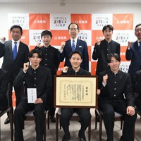 内堀雅雄知事（後列中央）から表彰された学法石川の選手たち＝福島市杉妻町の県庁で2026年1月26日、錦織祐一撮影