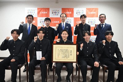 内堀雅雄知事（後列中央）から表彰された学法石川の選手たち＝福島市杉妻町の県庁で2026年1月26日、錦織祐一撮影