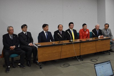 立憲県連幹部（左端2人）、公明県本部幹部（右端2人）と中道4候補者＝宇都宮市の栃木県庁で2026年1月26日、有田浩子撮影