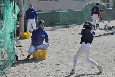 中学生とティーバッティング練習をするJFE東日本の選手たち＝千葉市美浜区で2026年1月18日、平塚雄太撮影