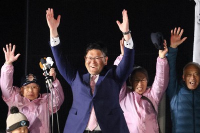 当選を決め支援者らと万歳をする村田悠氏＝静岡県裾野市御宿の事務所前で2026年1月25日午後10時35分、石川宏撮影