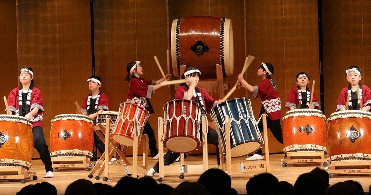 子どもの和太鼓 大迫力節目祝う 宇陀市制20周年式典 ／奈良 | 毎日新聞
