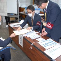 リハーサルで「選挙の七つ道具」を交付する手順を確認する島根県選管の職員ら＝松江市で、上野宏人撮影