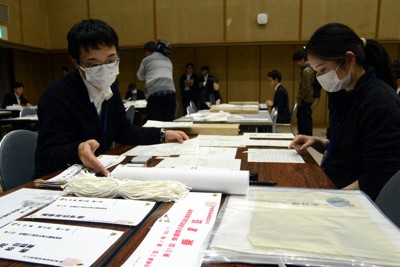 衆院選の届け出リハーサルをする県職員ら＝大分市で2026年1月26日、李英浩撮影