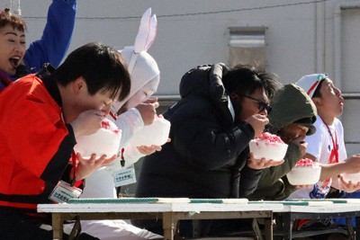 応援する側も震えてしまう「かき氷早喰い競争」＝大分県別府市で2026年1月25日午前10時43分、久保田修寿撮影