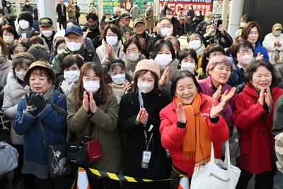 候補者の第一声を聞く有権者ら＝堺市北区で2026年1月27日午前11時6分、大西岳彦撮影