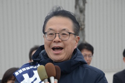 衆院選の出陣式で支持を呼び掛ける世耕弘成氏＝和歌山県海南市で2026年1月27日午前9時26分、駒木智一撮影