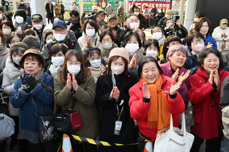 衆院選が公示され、候補者の第一声を聞く有権者ら＝堺市北区で2026年1月27日午前11時6分、大西岳彦撮影