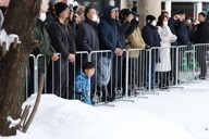 積雪の中で陣営の第一声を聞く有権者ら＝青森県弘前市で2026年1月27日午前9時35分、後藤由耶撮影