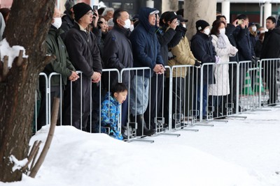 積雪の中で陣営の第一声を聞く有権者ら＝青森県弘前市で2026年1月27日午前9時35分、後藤由耶撮影